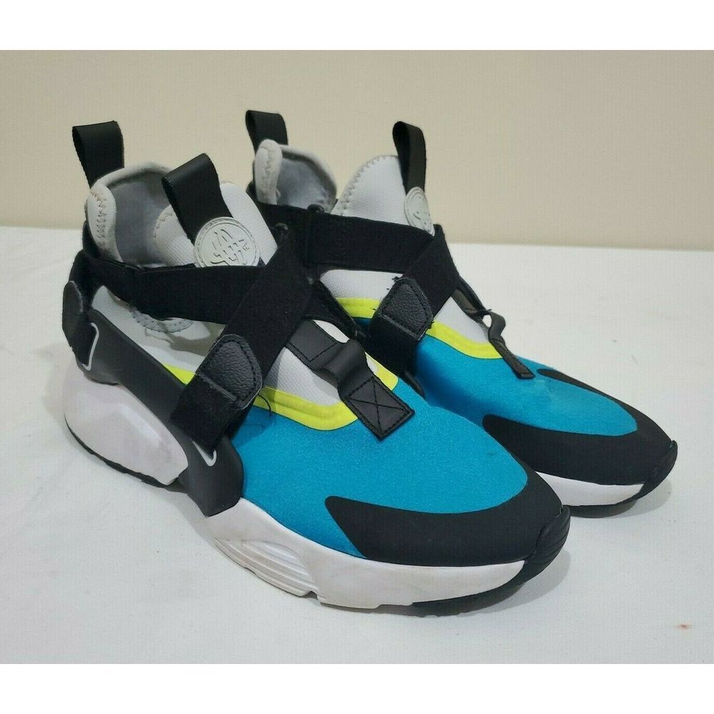 Nike Air Huarache Sneakers Shoes Sz 7Y Has a Hole